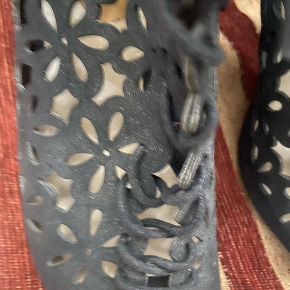 NWT Madeline Stuart heels with flower design. Open toe with zipper in back. 8 - Picture 4 of 10